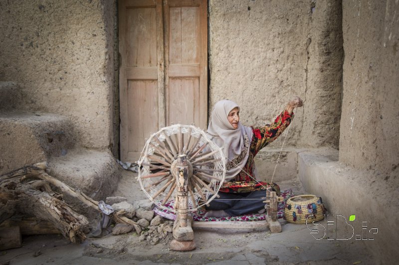 قاب عکس مدرن بانوی نخ ریس منظره   طبیعت / روستایی اثر کیارش کرمی