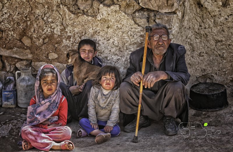 قاب عکس مدرن خانواده روستایی پرتره اثر ابراهیم باختری بناب